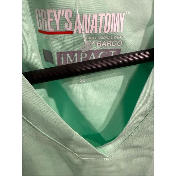 Grey’s Anatomy Barco Mint Cream Green Ab Neck 3 Pocket Scrub Top Size XS - Picture 4 of 6